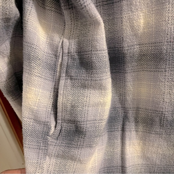 Hollister Plaid Long Sleeve Button Down Flannel Shirt Women's Pocket Size LG - Picture 9 of 9